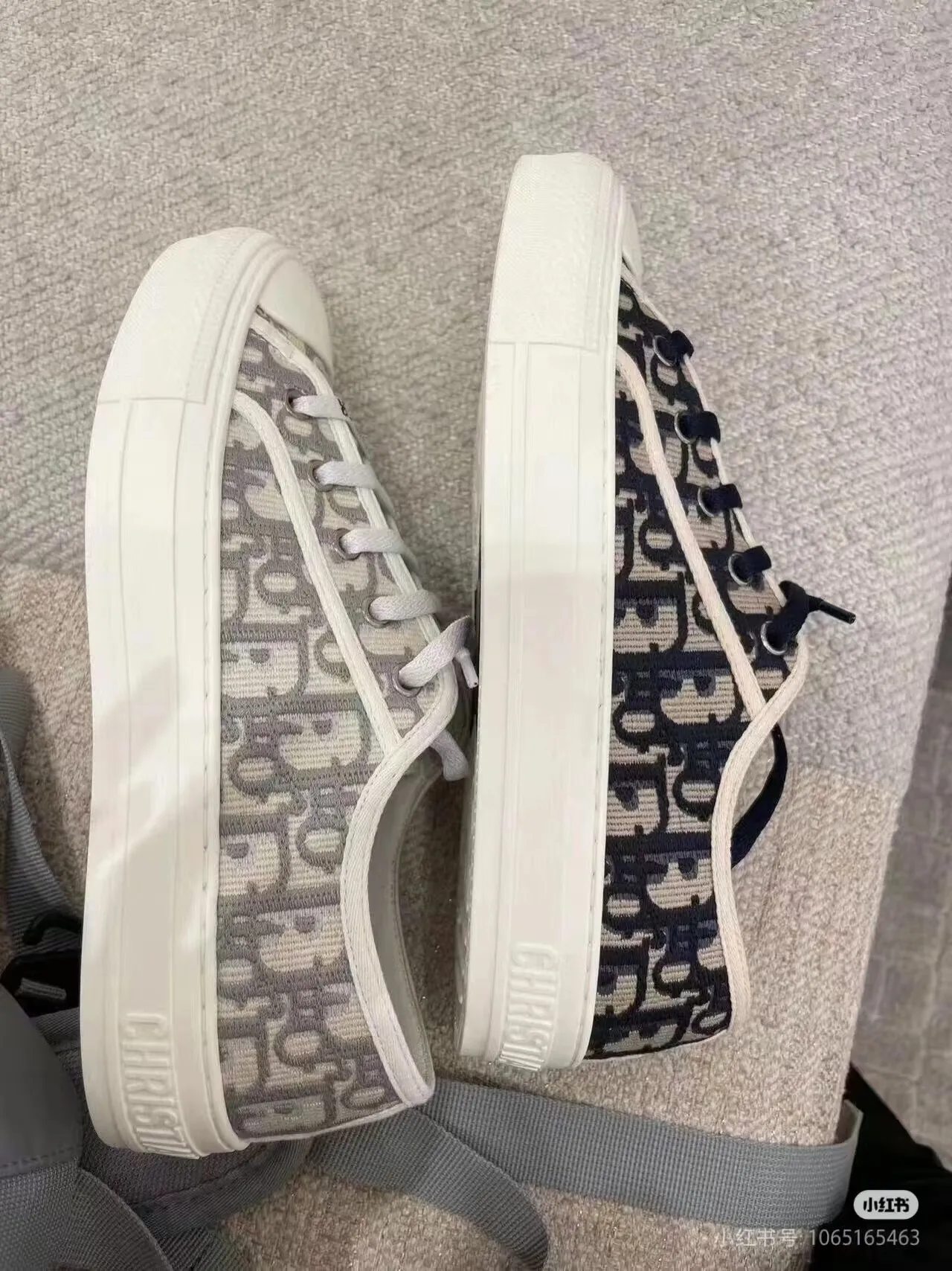 👟👟Ex-factory price 500👟👟 New arrival at D home, synchronized with the official website WALK N DIOR embroidered canvas shoes series, 100% cotton silk double-sided three-dimensional embroidery All the materials of this shoe are original molds, right down to the hardware, laces, outsole, PU midsole...the upper fabric is made of double-sided pure cotton silk three-dimensional electric embroidery. Each style looks colorful, but it does not make it difficult to match clothes. The entire series is like a piece of handicraft, unique!  ▪️Inner lining: full-grain mixed sheep and sheepskin ▪️Foot pads: same color cowhide, comfortable to the feet ▪️My last style is exactly the same as ZP, welcome to compare. My color scheme is the most complete, and the counter has a full set of packaging. Code number: 35-41